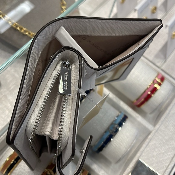 Michael Kors Medium Saffiano Leather Wallet
Optic White
NWT - Picture 13 of 16